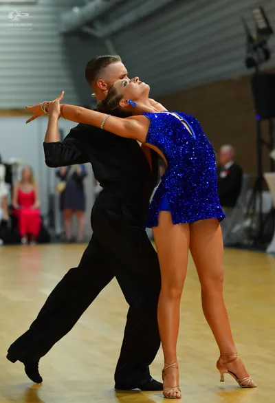 Dancesport competitor: Male**

*   **Color:** Black
*   **Fabric:** Sequin
*   **Style:** Tail suit wit