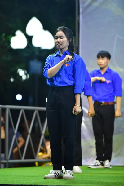 Marathon runner: Runner 1: blue long-sleeve shirt, black pants, white sneakers