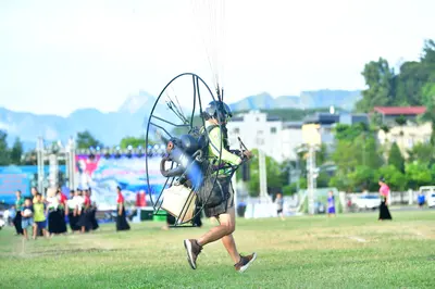 Marathon runner: Runner 1: light green jersey, dark shorts, dark shoes, and a helmet