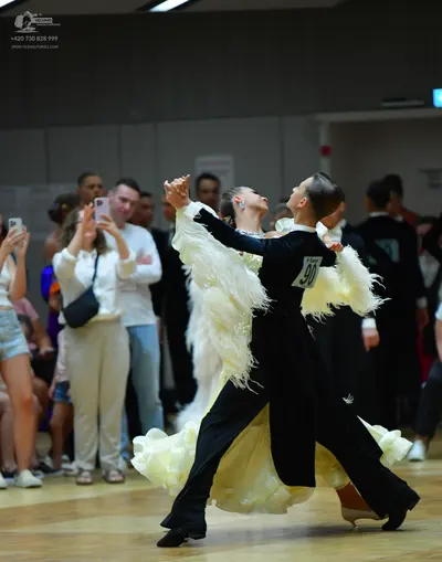 Dancesport competitor #90: Female dancer: black long-sleeved bodice with a very large, voluminous white/cre