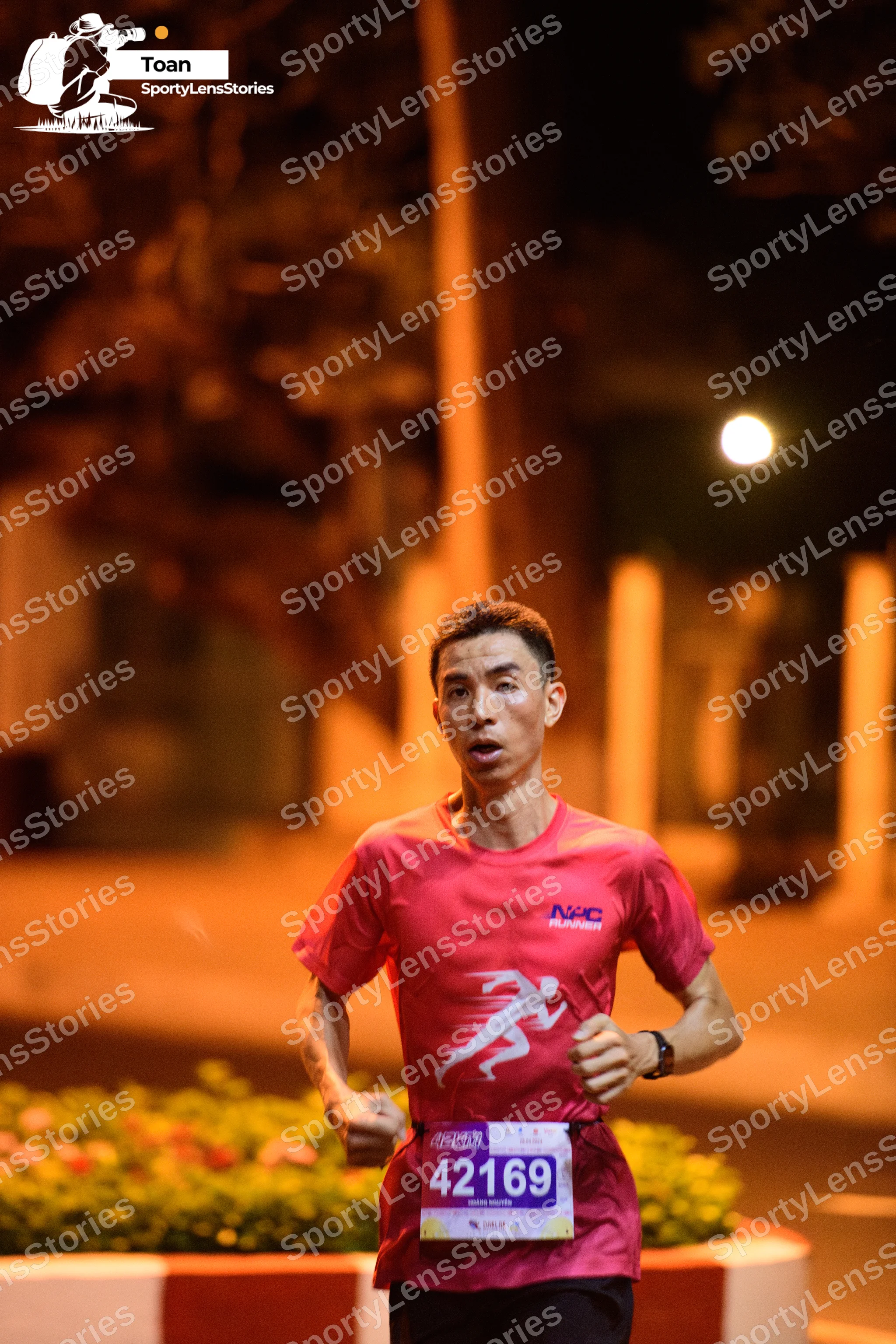 Marathon runner #42169: Runner 1: pink jersey, black shorts, watch