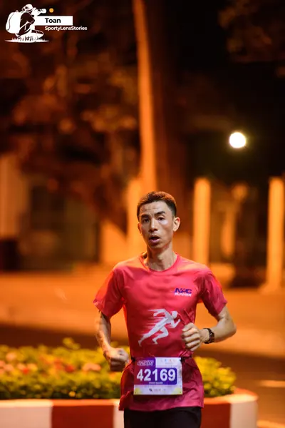 Marathon runner #42169: Runner 1: pink jersey, black shorts, watch