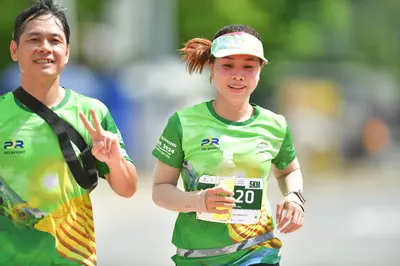Marathon runner #20: Runner 1: green jersey with yellow and white patterns, black strap