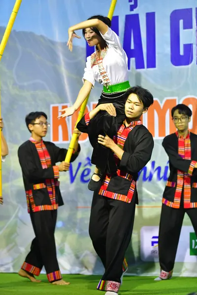 Marathon runner: Runner 1: black long-sleeve shirt with colorful trim, black pants with colorful 