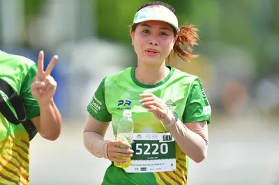Marathon runner #5220: Runner 1: green jersey, white visor, white arm sleeves