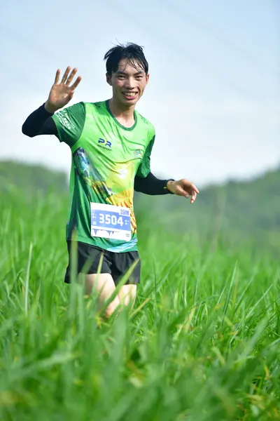 Marathon runner #3504: Runner 1: green jersey with yellow patterns, black long sleeves, black shorts
