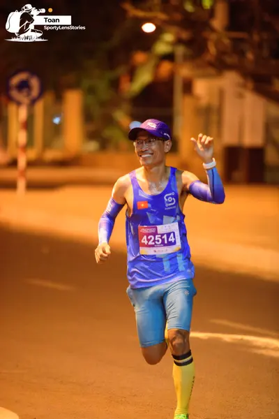 Marathon runner #42514: Runner 1: blue tank top, blue shorts, blue arm sleeves, blue cap, yellow socks, 