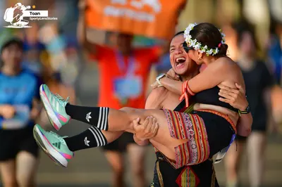 Marathon runner: Runner 1: bare chest, black shorts with colorful patterns, black socks with whit