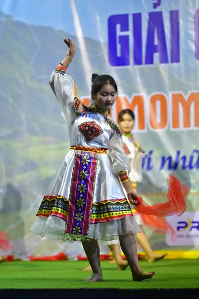 Marathon runner: Runner 1: white/silver traditional outfit with colorful embroidered patterns, da