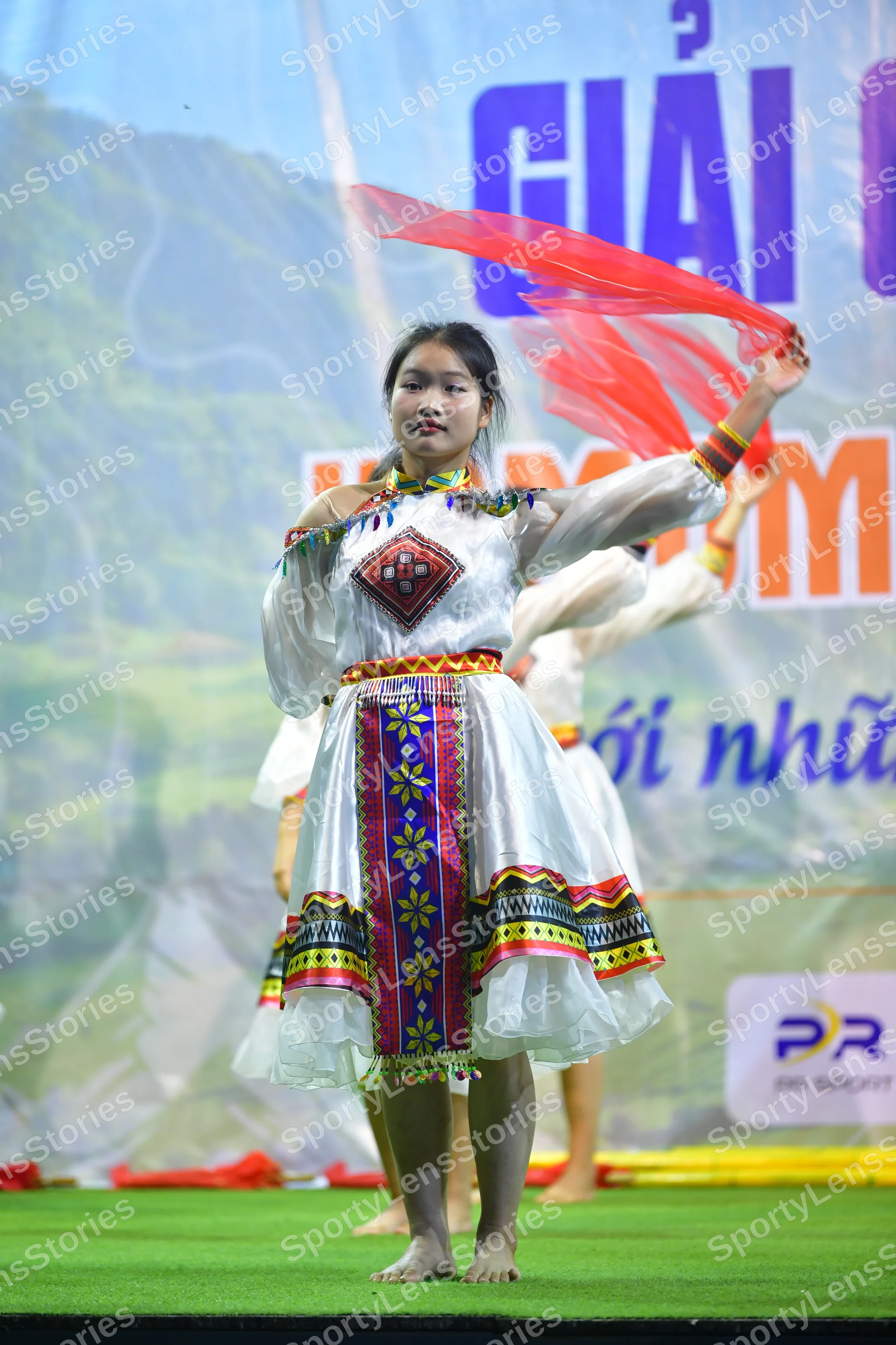 Marathon runner: Runner 1: white traditional ethnic outfit with colorful patterned skirt, barefoo