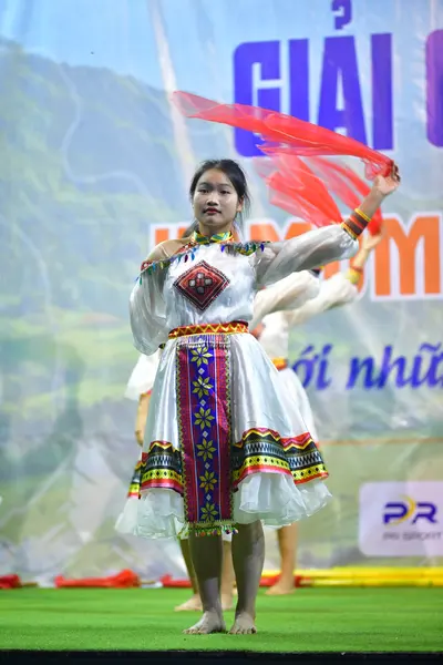 Marathon runner: Runner 1: white traditional ethnic outfit with colorful patterned skirt, barefoo
