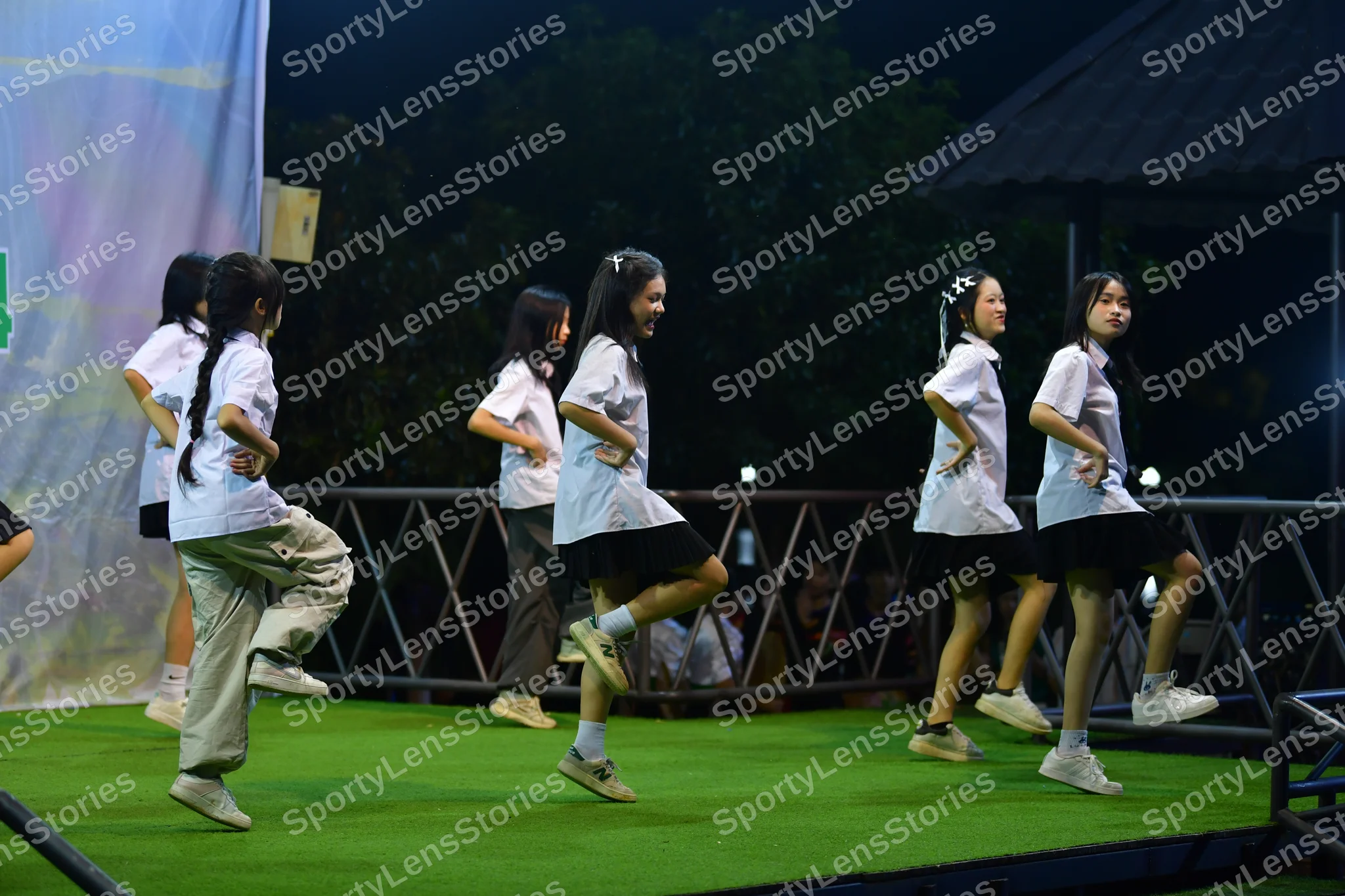 Marathon runner: Runner 1: white shirt, black shorts