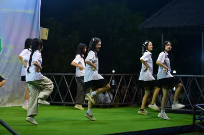 Marathon runner: Runner 1: white shirt, black shorts