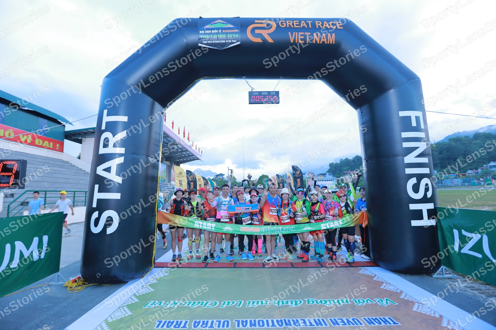 Marathon runner: Runner 1: light blue shirt, dark shorts