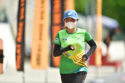 Marathon runner: Runner 1: green and yellow patterned jersey, black long sleeves, black shorts, l