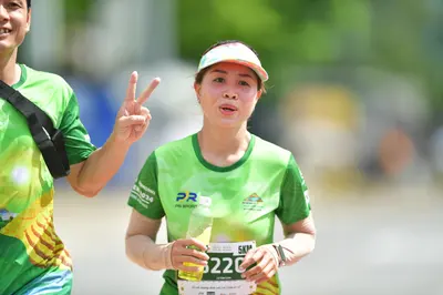 Marathon runner #3220: Runner 1: green jersey with yellow patterns, black strap