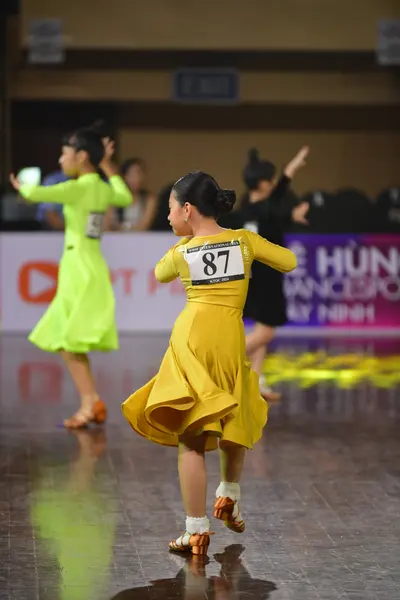Dancesport competitor #87: Female dancer: yellow satin latin dress