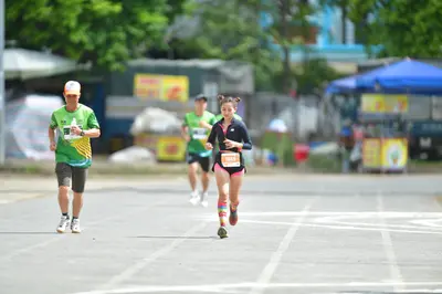 Marathon runner: Runner 1: green and yellow jersey, black shorts, white and grey shoes, white and