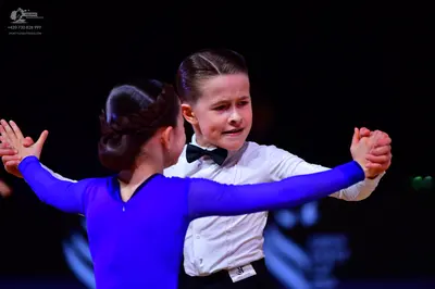 Dancesport competitor: Female dancer: blue long-sleeved, tight-fitting top