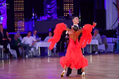Dancesport competitor #271: Female dancer: red latin dress with large, voluminous red feathery sleeves