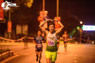 Marathon runner #42432: Runner 1: green tank top, light green shorts, black watch