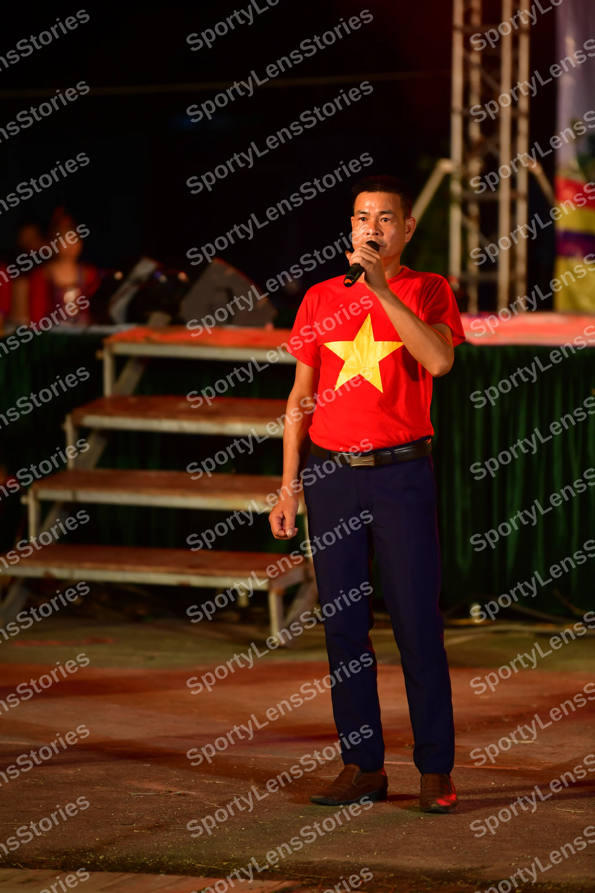 Marathon runner: Runner 1: red jersey with a yellow star, dark blue pants, black shoes