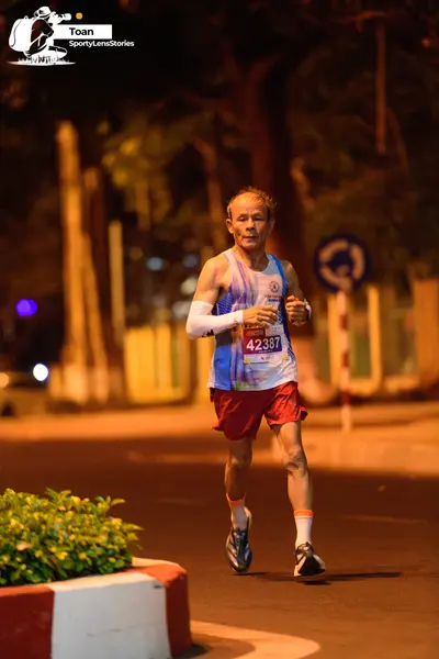 Marathon runner #42387: Runner 1: light blue/white patterned tank top, red shorts, white compression sle