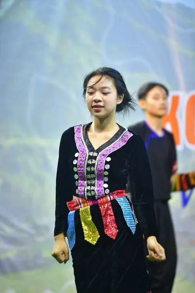 Marathon runner: Runner 1: black long-sleeved top with colorful patterned bands