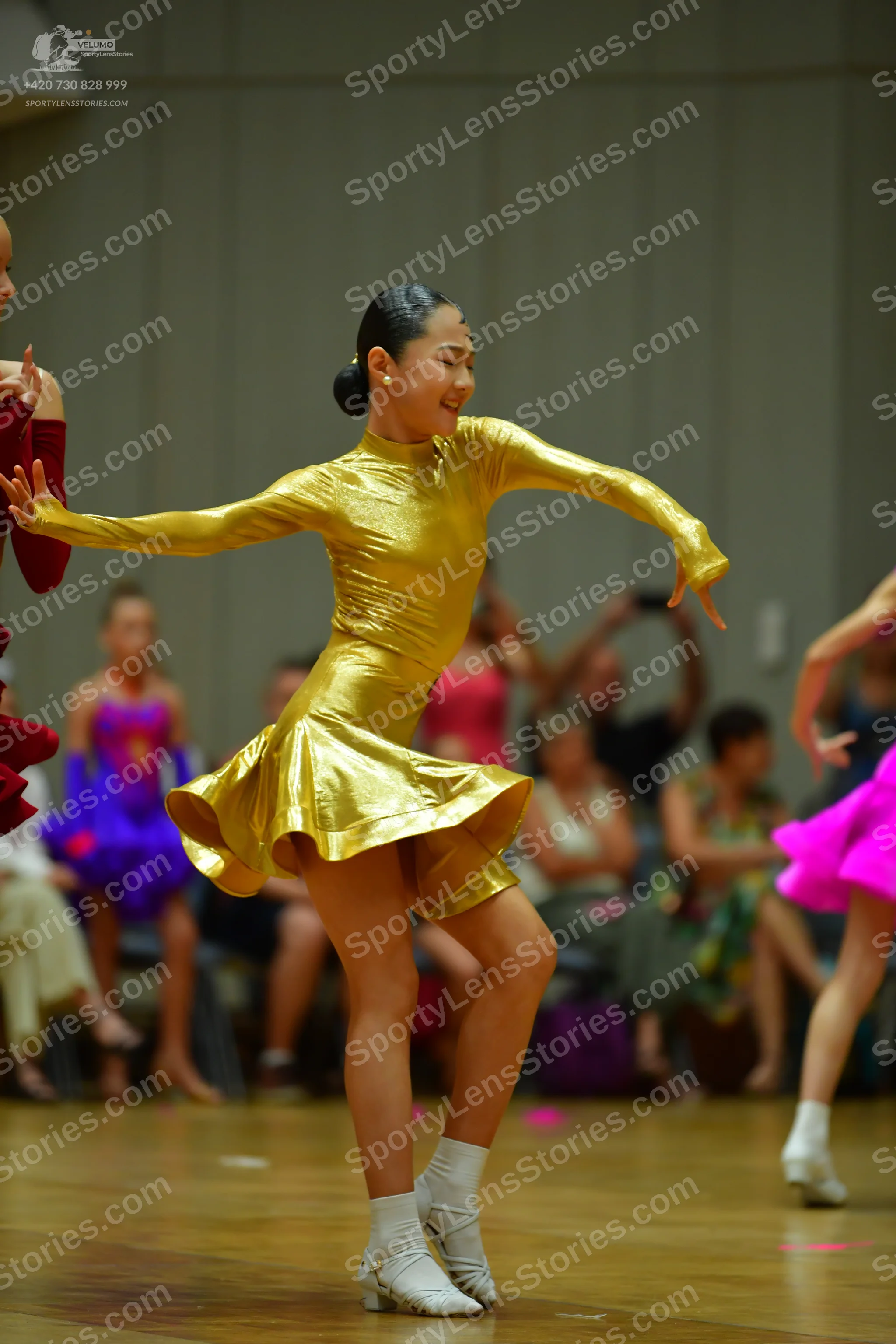 Dancesport competitor: Main dancer: gold metallic long-sleeved Latin dress