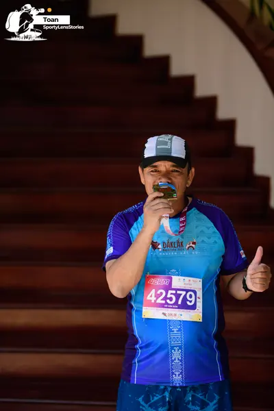 Marathon runner #42579: Runner 1: blue and purple jersey, blue patterned shorts, white and black cap