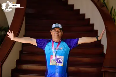 Marathon runner #579: Runner 1: blue and purple jersey, white and black cap, medal, black watch