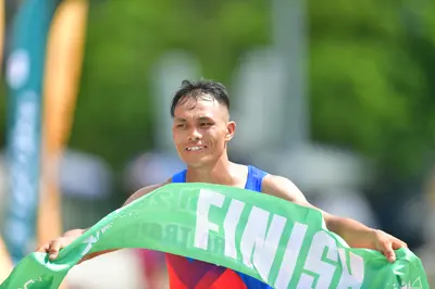 Marathon runner: Runner 1: blue tank top with red section