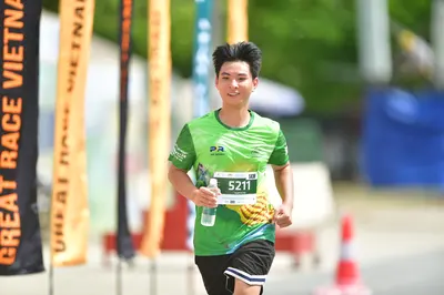 Marathon runner #5211: Runner 1: green jersey, black shorts