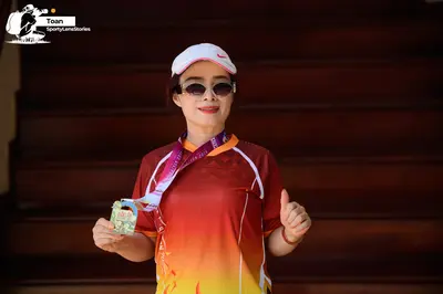 Marathon runner: Runner 1: red, orange, and yellow gradient jersey, white visor, and sunglasses