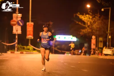 Marathon runner #42153: Runner 1: blue tank top, dark shorts, white socks, white shoes, white visor, bla