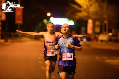 Marathon runner #42331, #42197: Runner 1: white tank top, black shorts