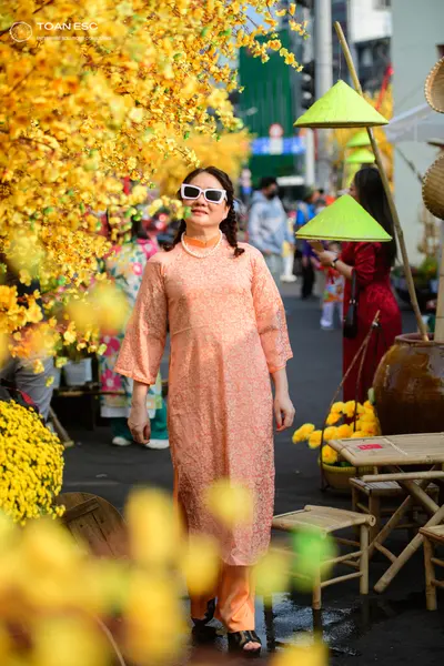 Dancesport competitor: Female dancer: peach-colored long-sleeved tunic with a floral pattern, matching 