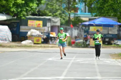 Marathon runner: Runner 1: green jersey, light blue shorts, black shoes, green cap